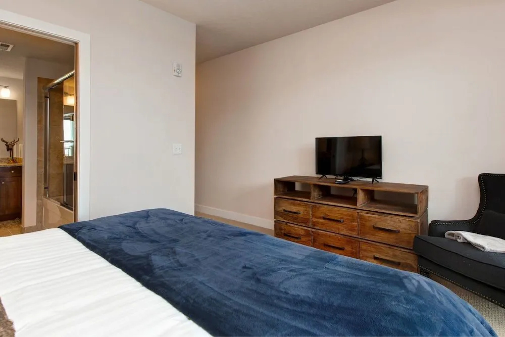 Park Lane South Apartment 6169 by RedAwning