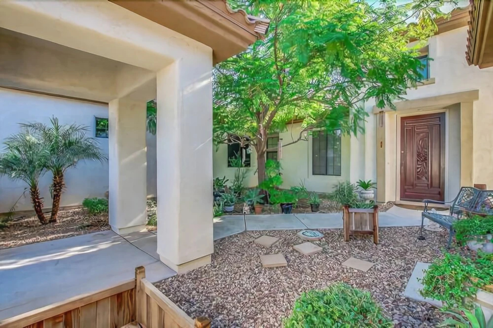 Elm St - 1 Br home by RedAwning