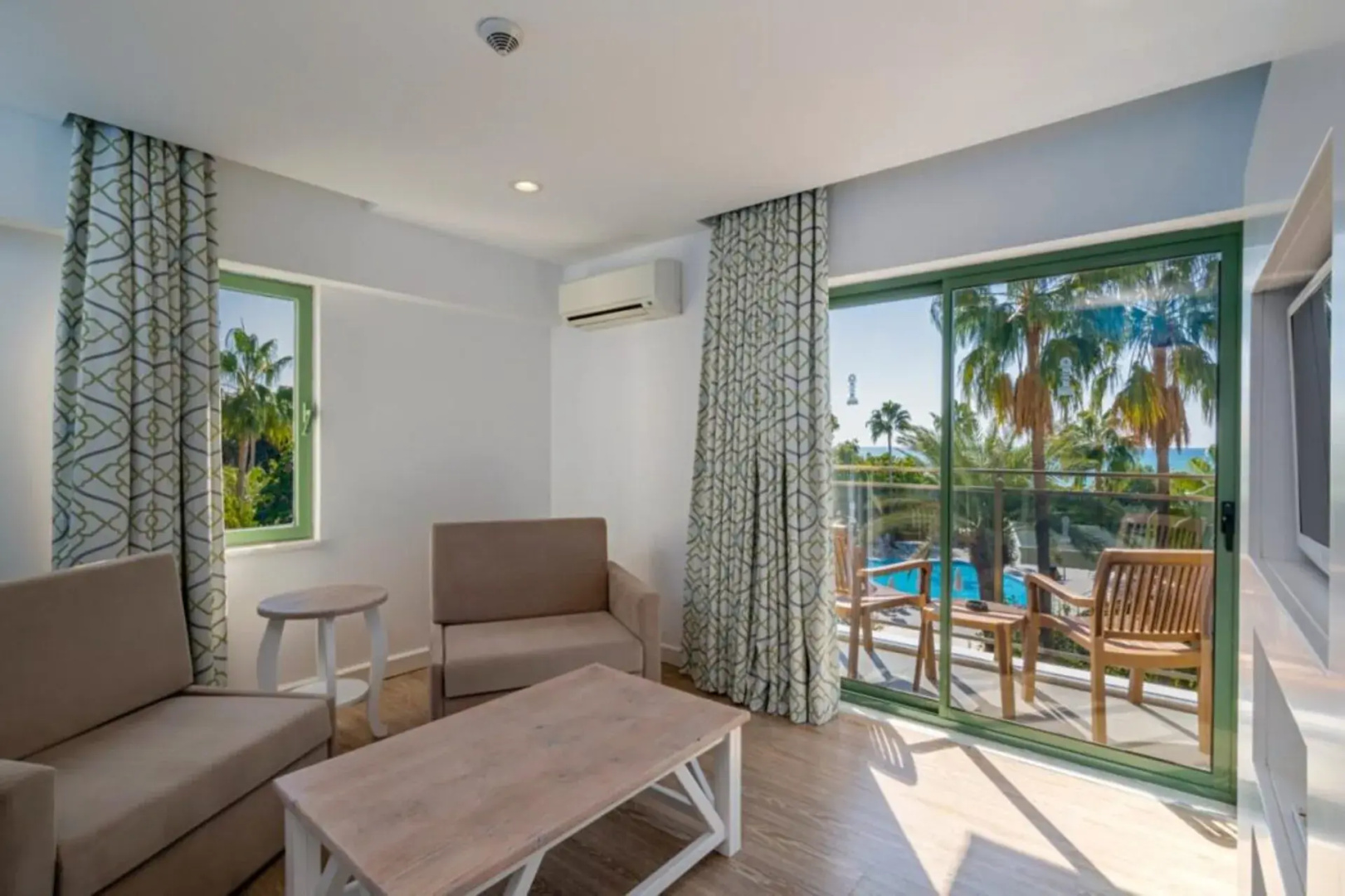 İz Flower Side Beach Hotel