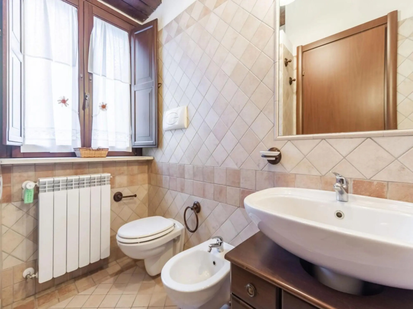 Vibrant Cottage near Lake in Bomba