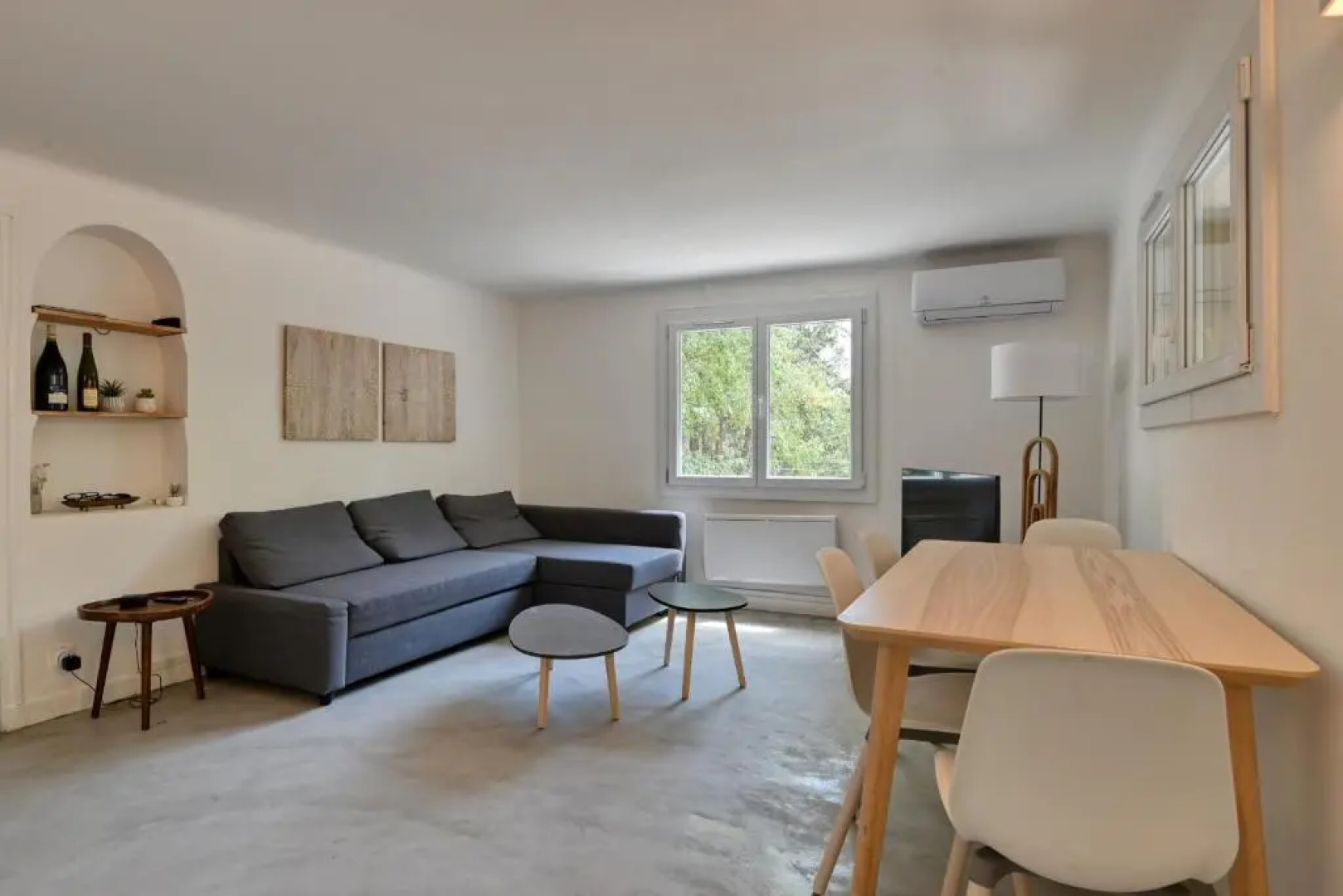 Spacious apartment in a villa with terrace and garden in Ventabren