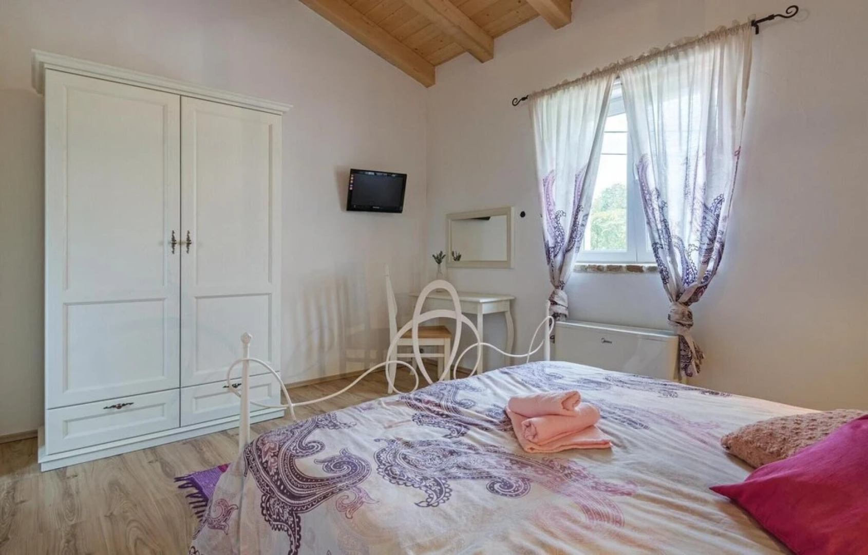 Awesome Home in Peruski With Wifi and 4 Bedrooms