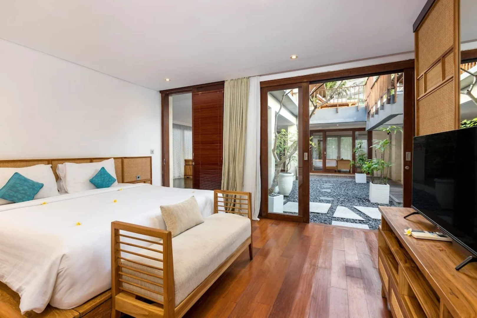 Wonderful Oceanfront 3 Br Villa in Seminyak