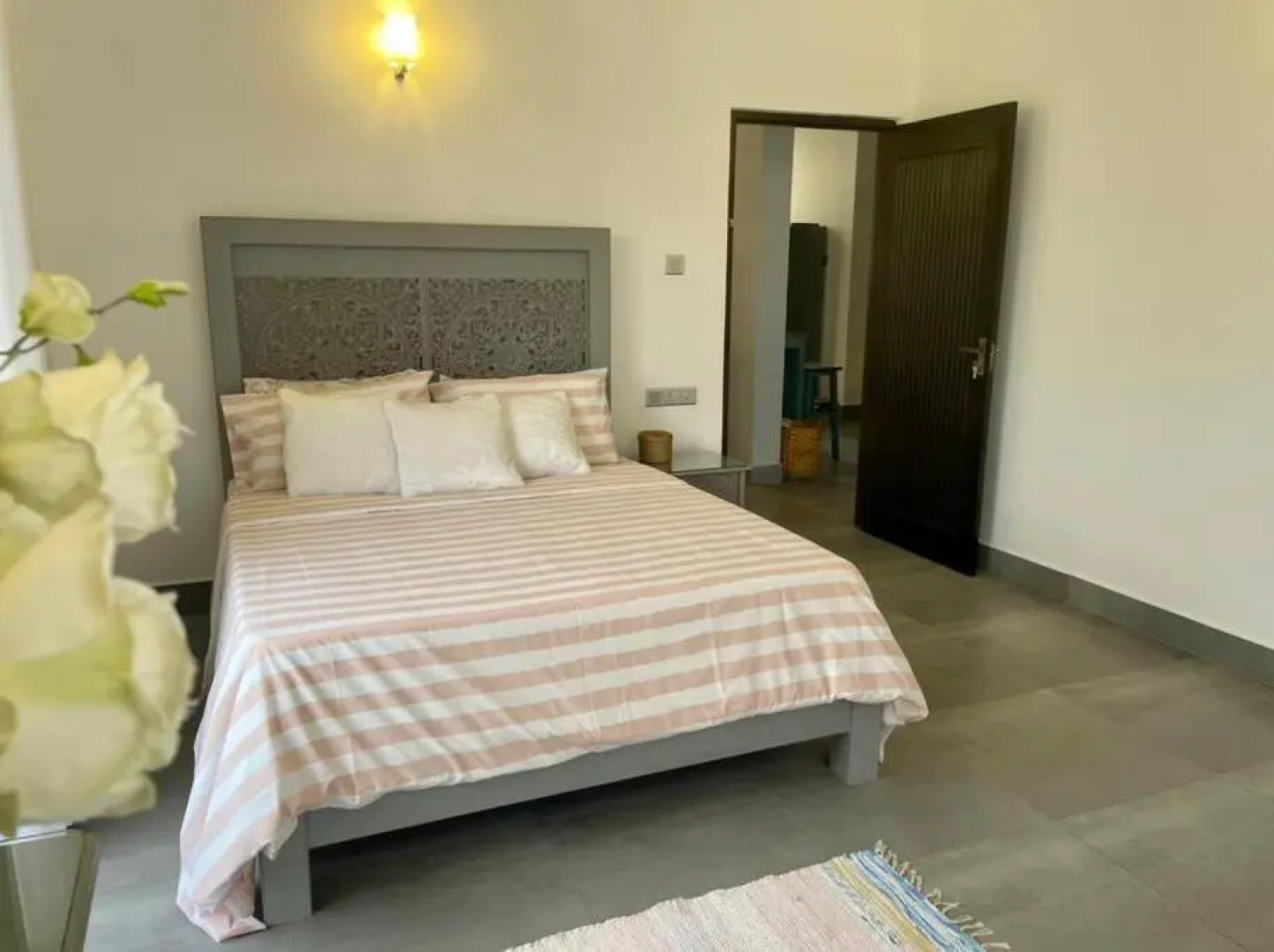 Lovely 2-bedroom holiday home with free parking.