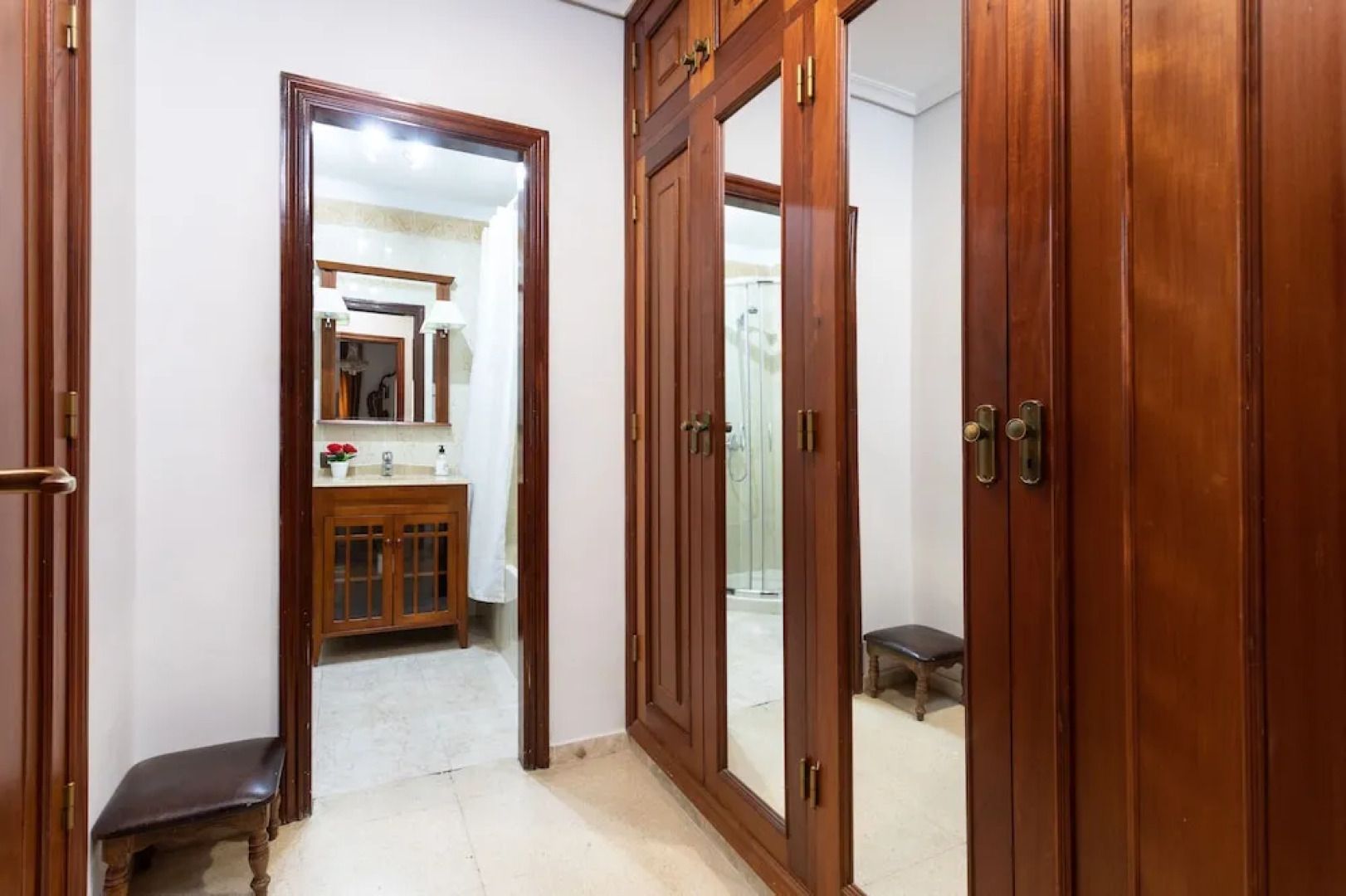 HomeLike Spacious Classic Design