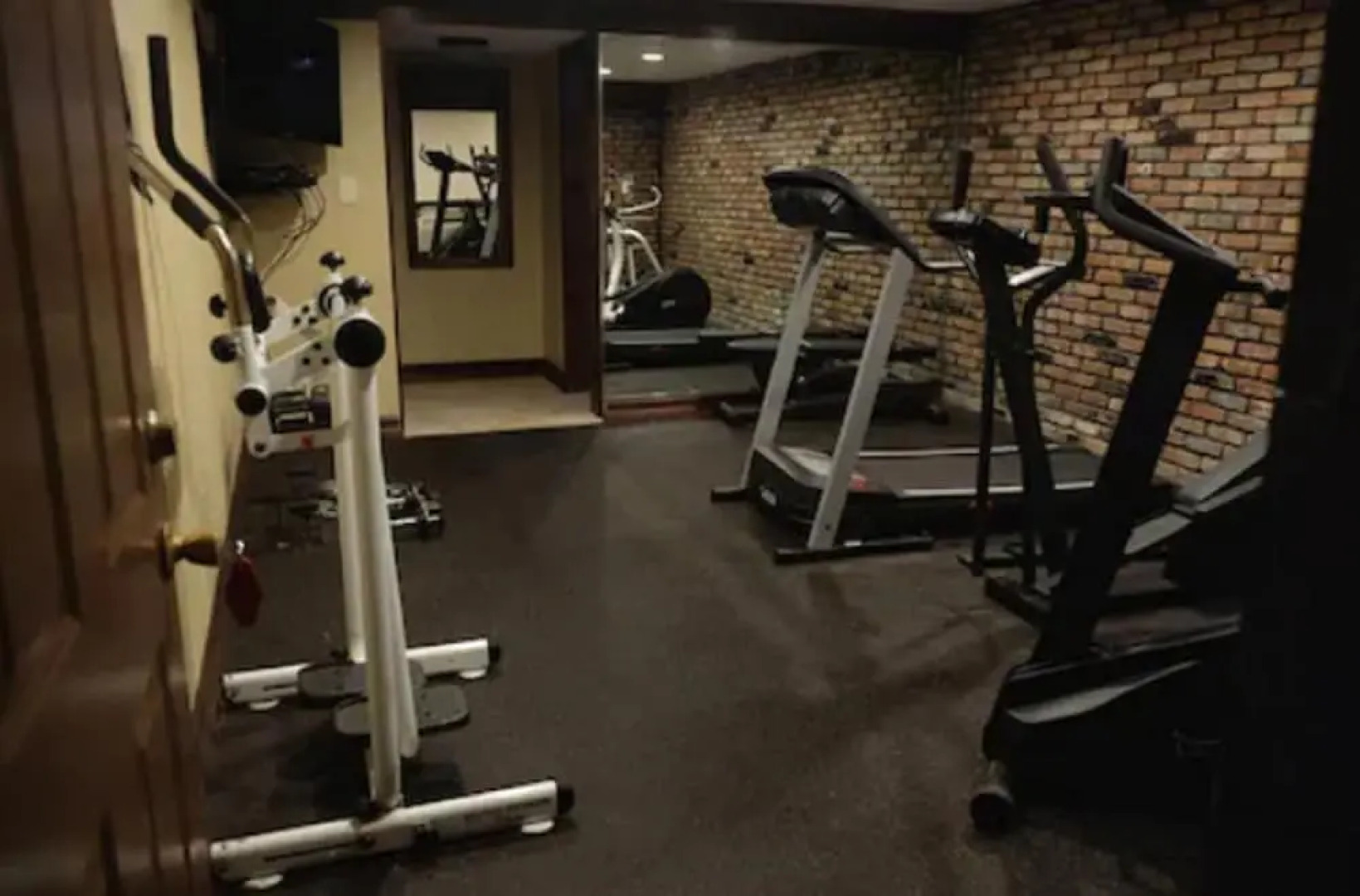 Chalet Inn & Suites Centerport