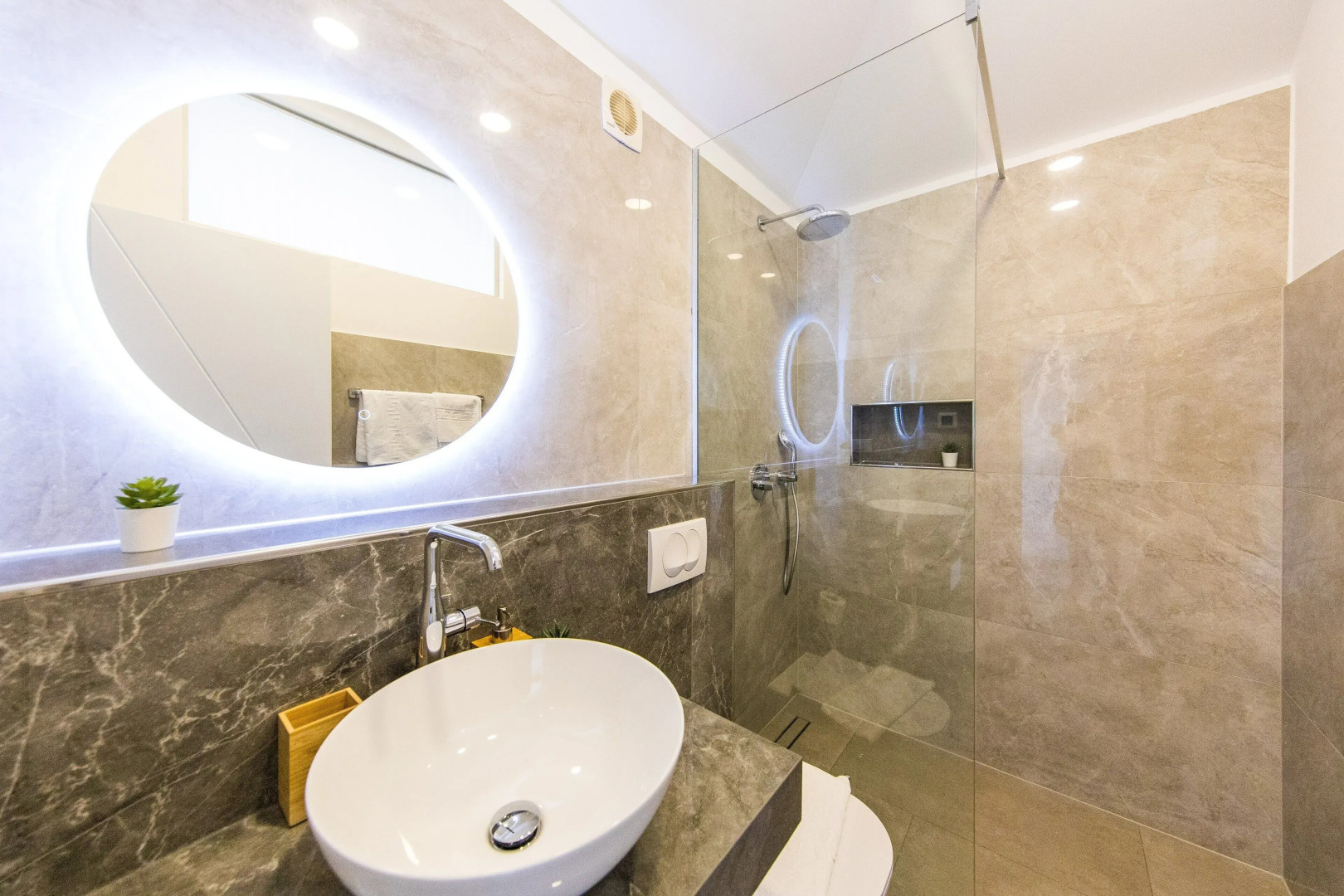 Villa Art Gallery - Six Bedroom Villa with Terrace and Swimming Pool