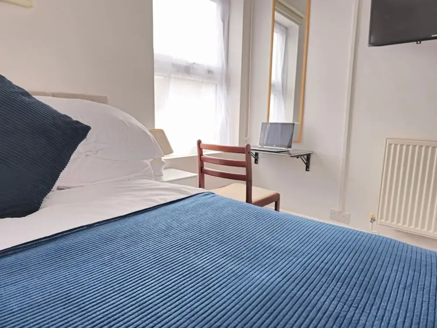 PRIVATE ROOMs In TOWN CENTRE FREE PARKING WIFI AND PATIO WITH AA STAY LTD