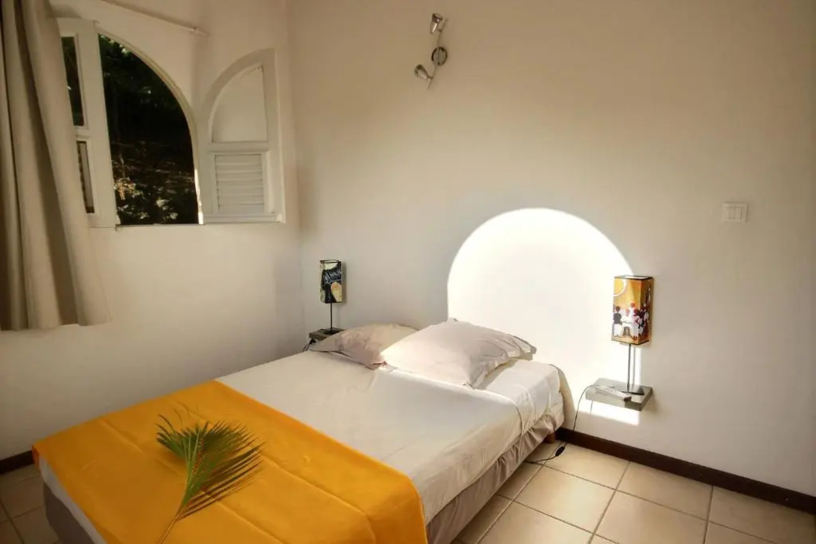 Villa Palmier rouge : 3 ch, piscine à débordement, vue mer et végétation