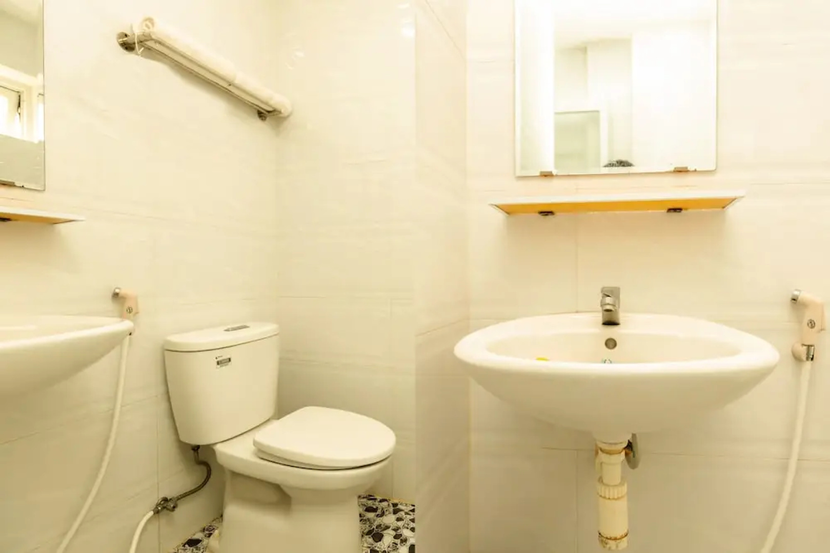 Hoang Truong Hotel by OYO Rooms