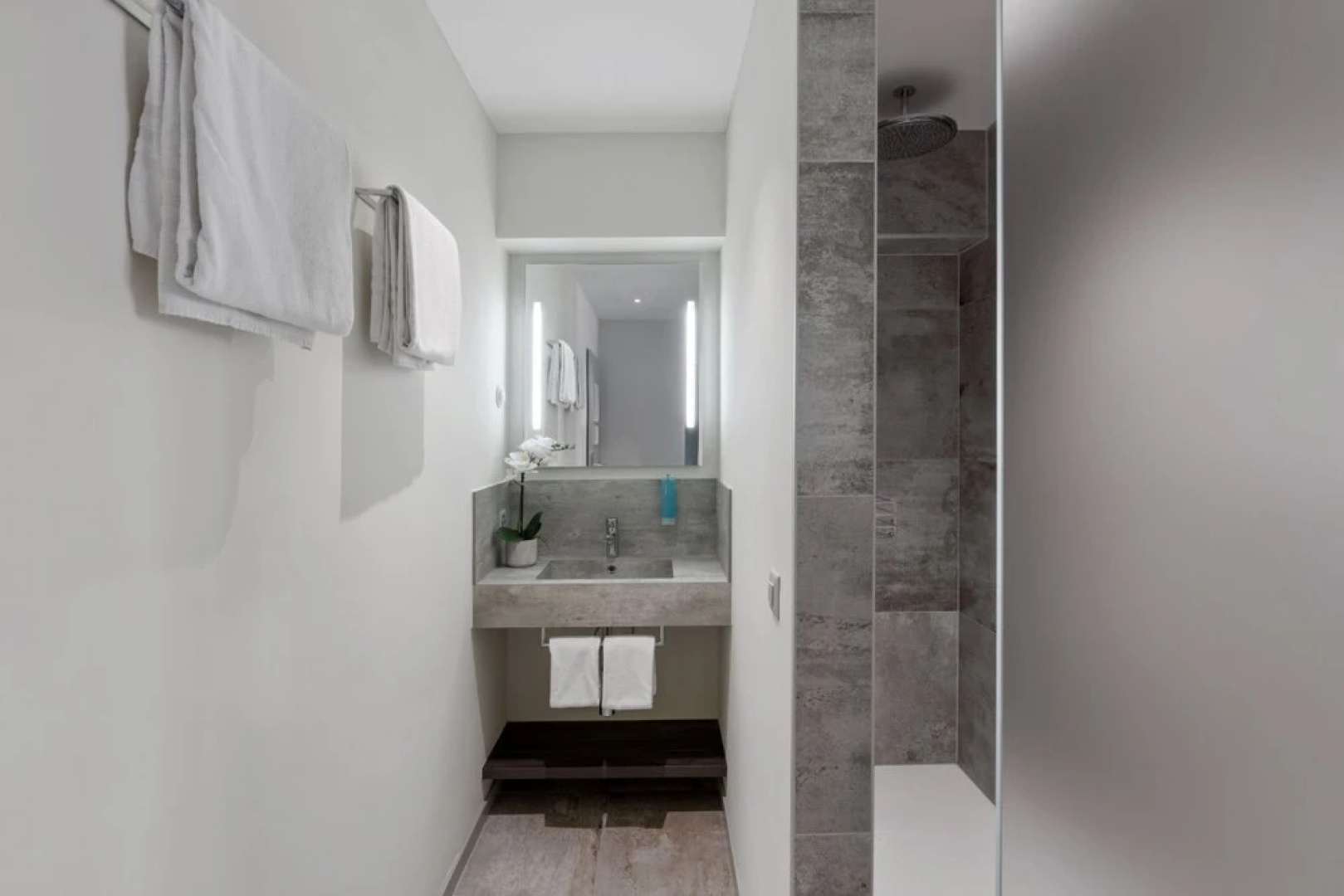 Ascona Lodge, Pool & Garden Retreat