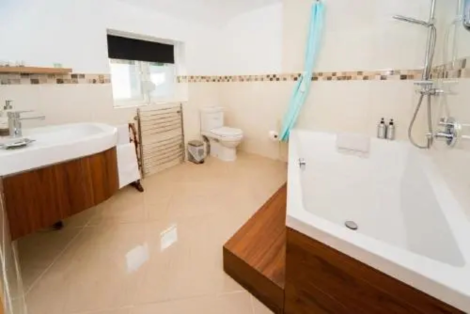 Large Suite - Double bath with Shower, Kitchen with stunning views near Lyme Regis