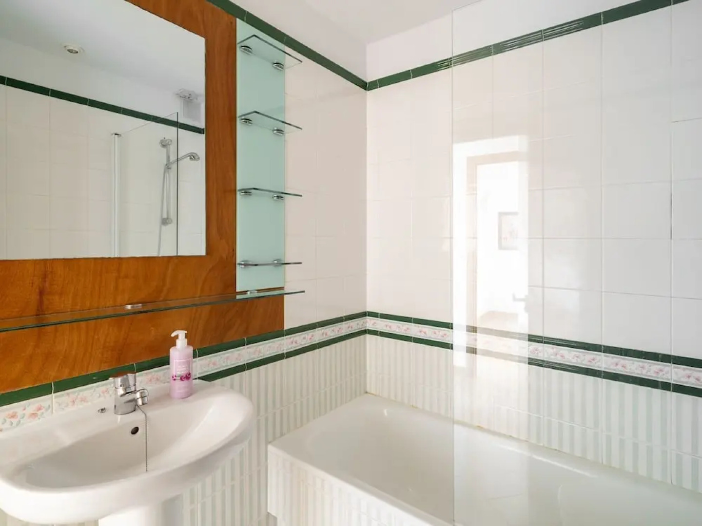 Classy Holiday Home With Swimming Pool, Garden, Bbq, Parking