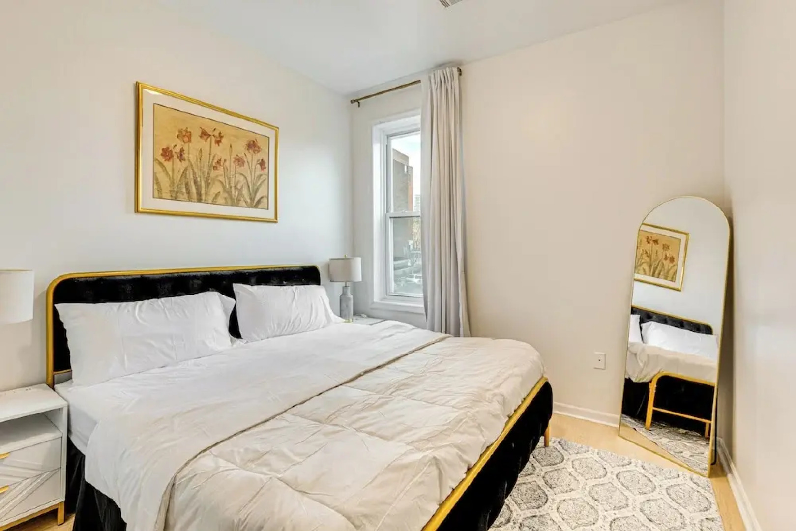 1 Mi to Prudential Center: Remote Work-ready Apt