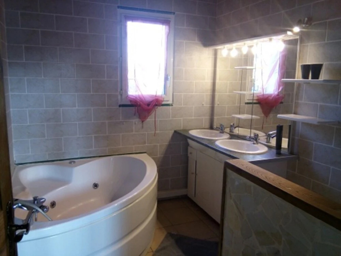 Nice Holiday Home With Swimming Pool and Enclosed Garden