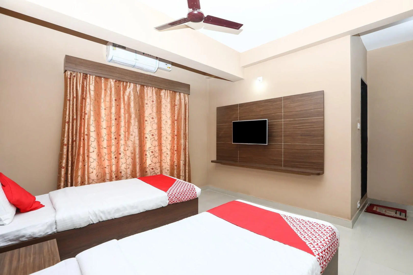 OYO 17106 Hotel Royal