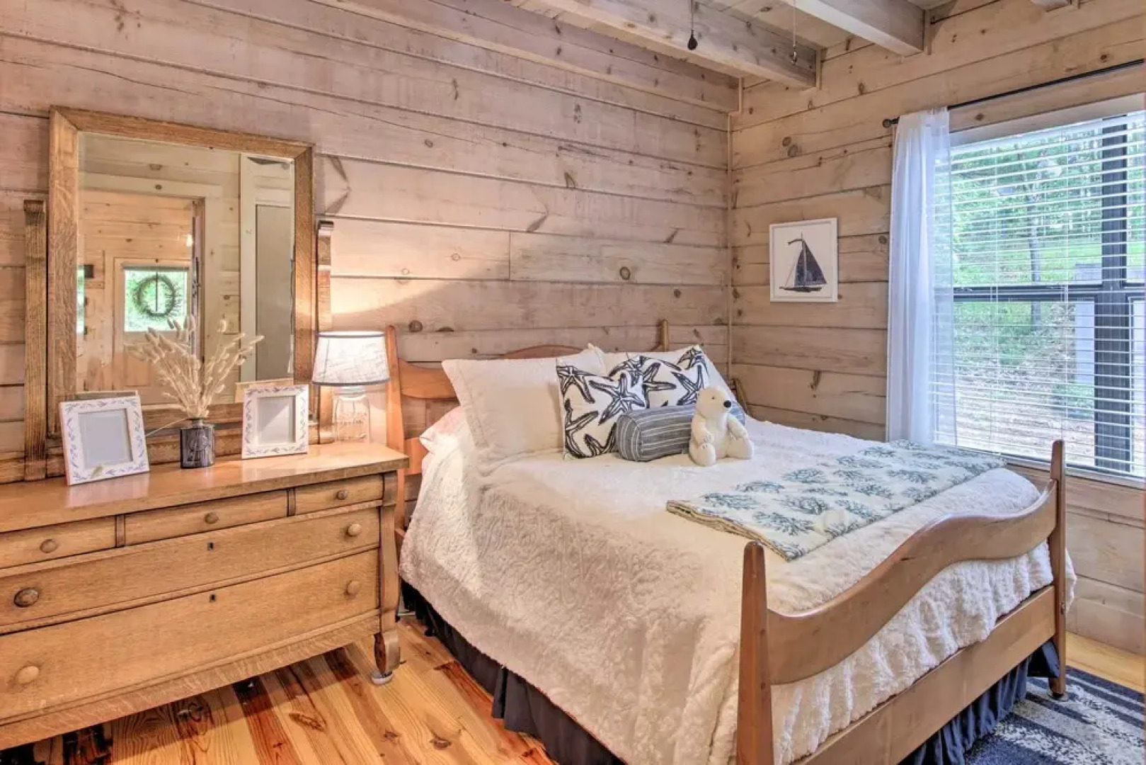 Treetop Hideout w/ Long-range Mountain Views!