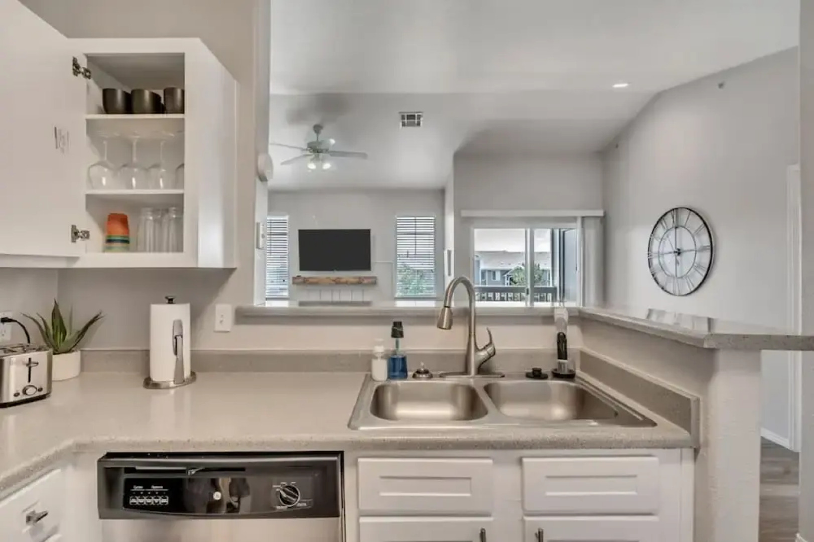 Welcoming 2BR Pool Gym Near Hill AFB Lagoon