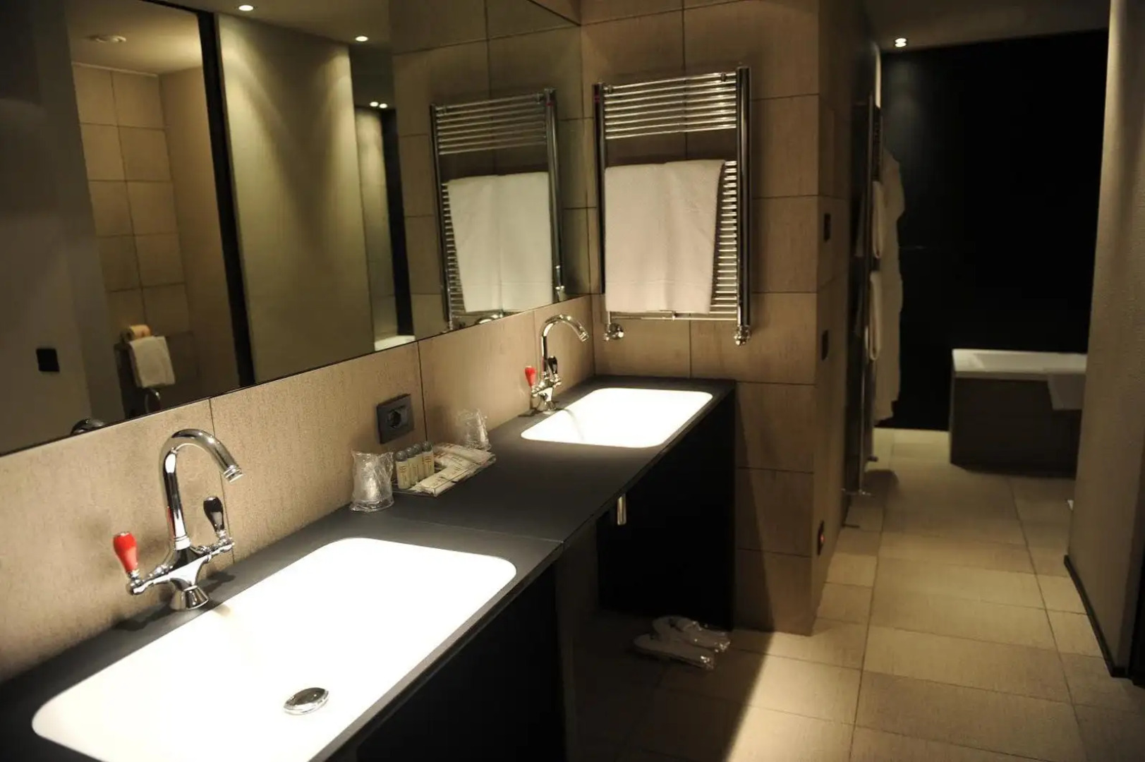 Отель IH Milano Ambasciatori