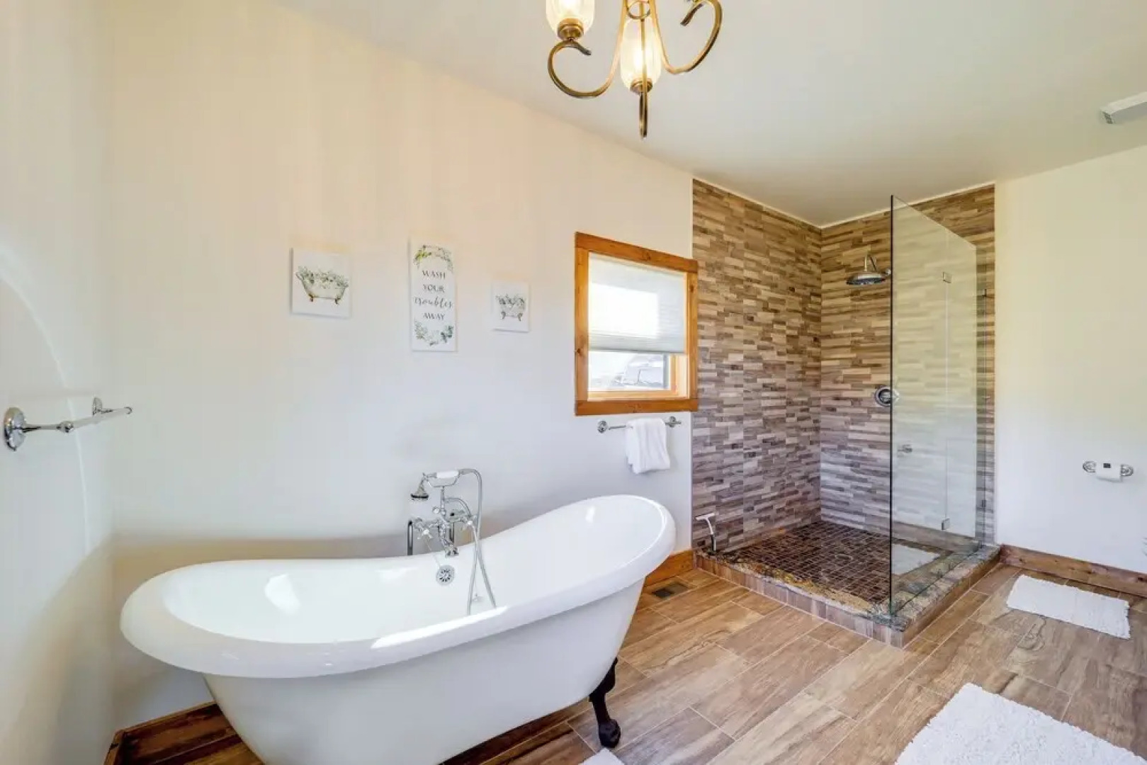 Mountain-view Deck: Group Getaway in Fleetwood