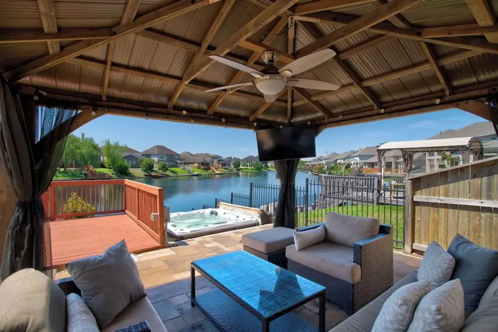 Lakeview Mansion A Chic Estate