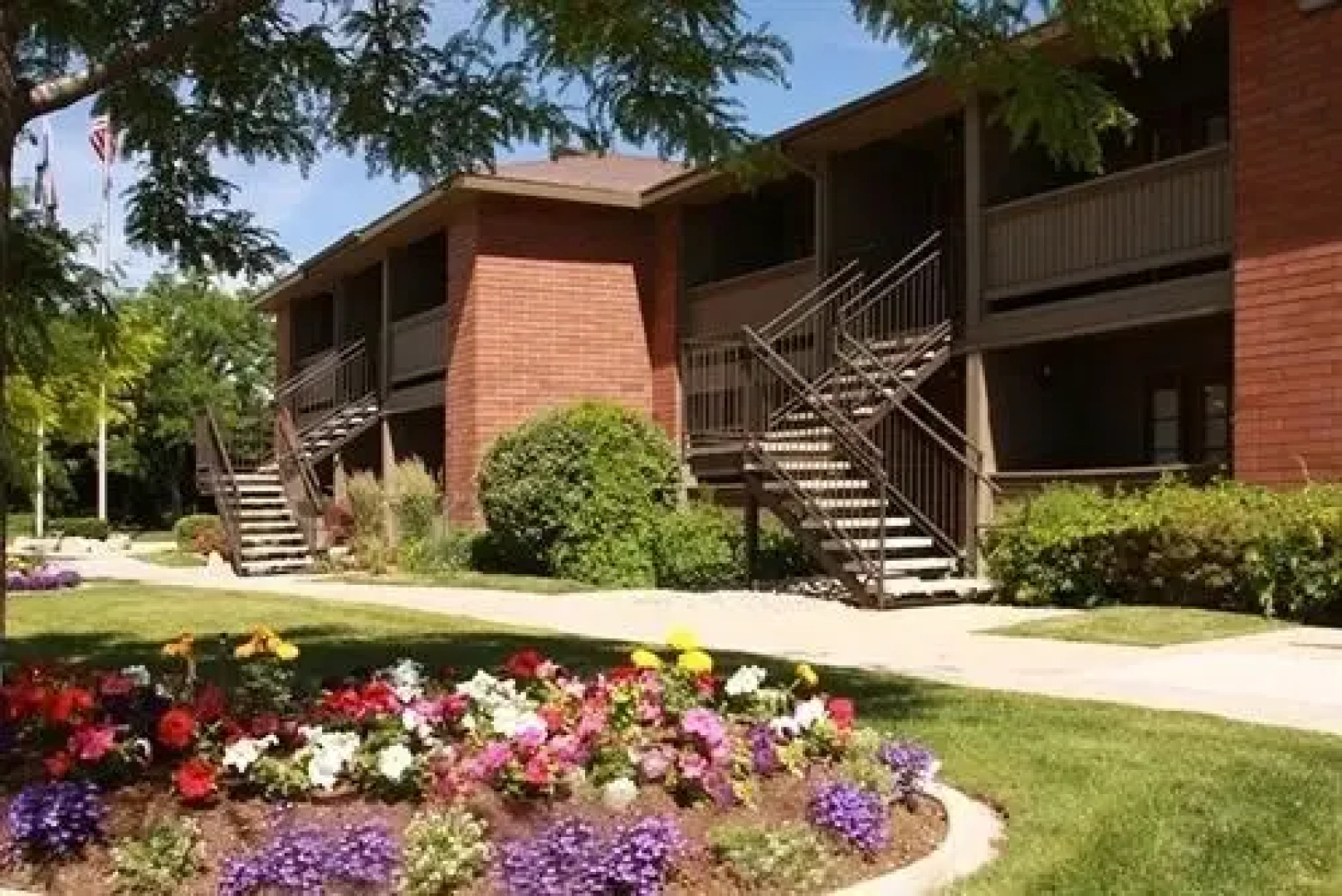 River Oaks Suites & Apartments