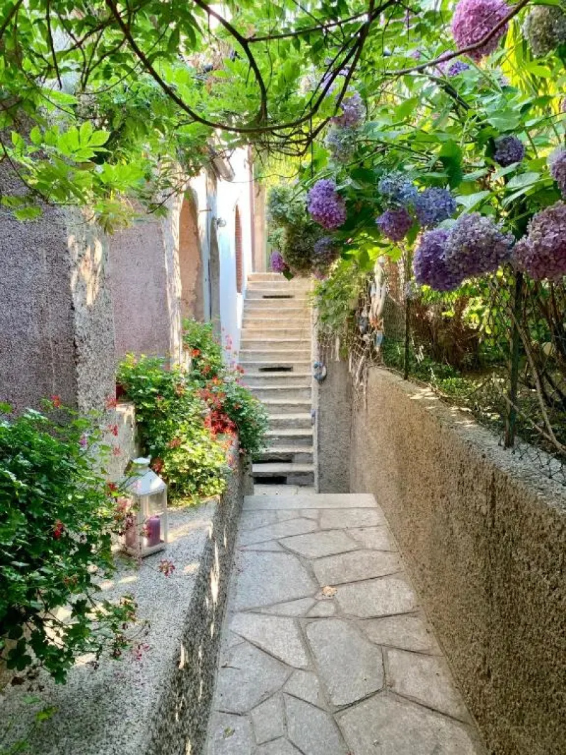 THE SECRET GARDEN ARONA VILLA in Piazza del Popolo 16 Historical Center