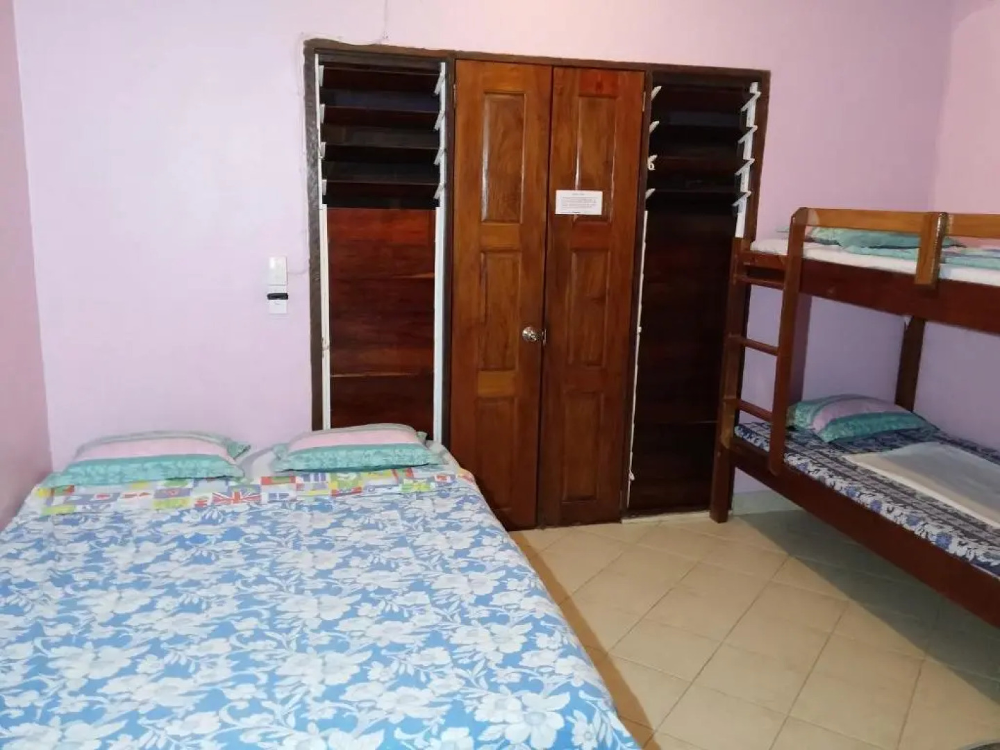 Bluepango Guest House - Hostel