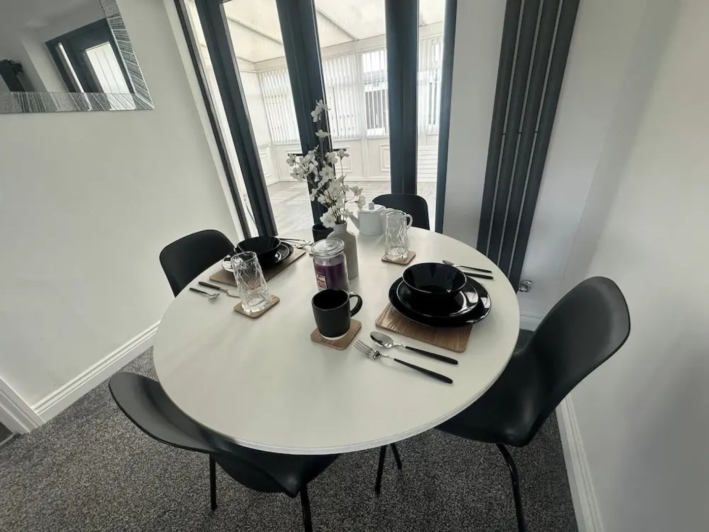 Housesleeps6-freeparking-wifi-contractors-garden