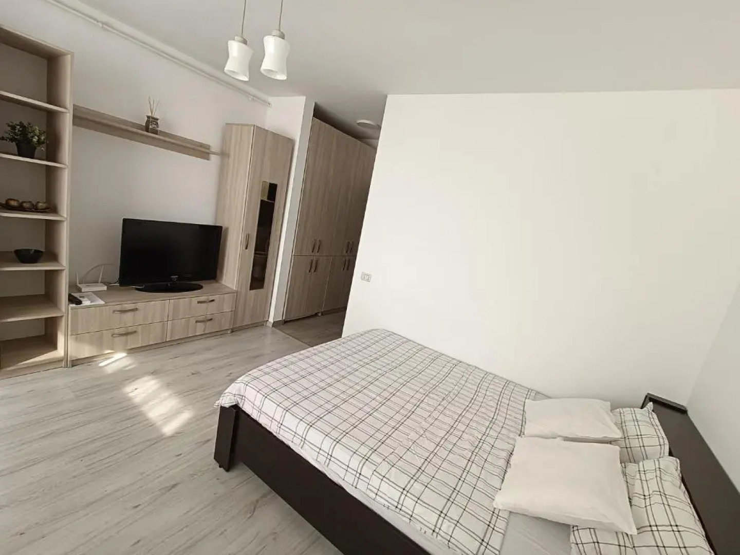 Quiet / Bright Studio/ Available Monthly