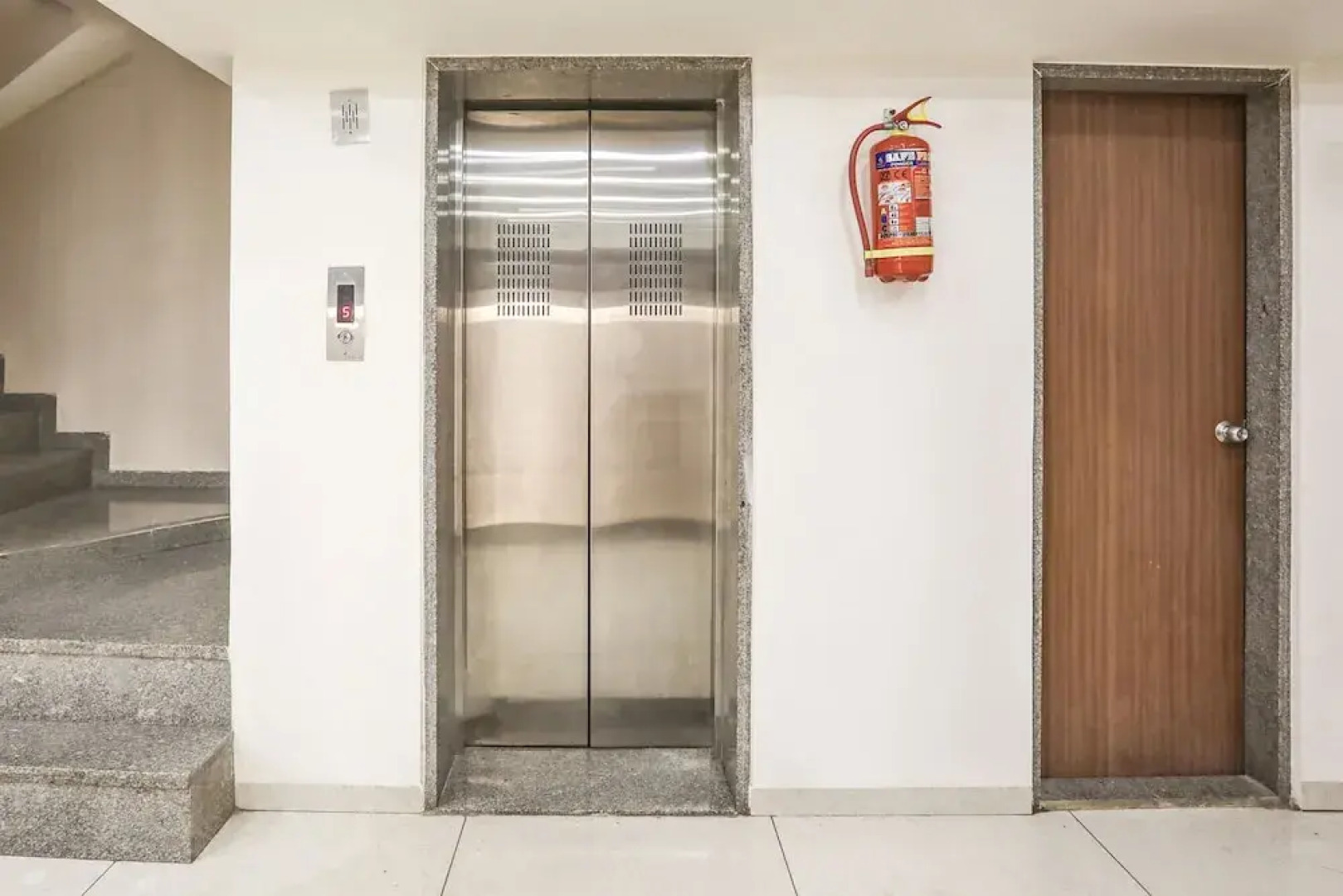 Hotel Simran Raghuveer Para by OYO Rooms