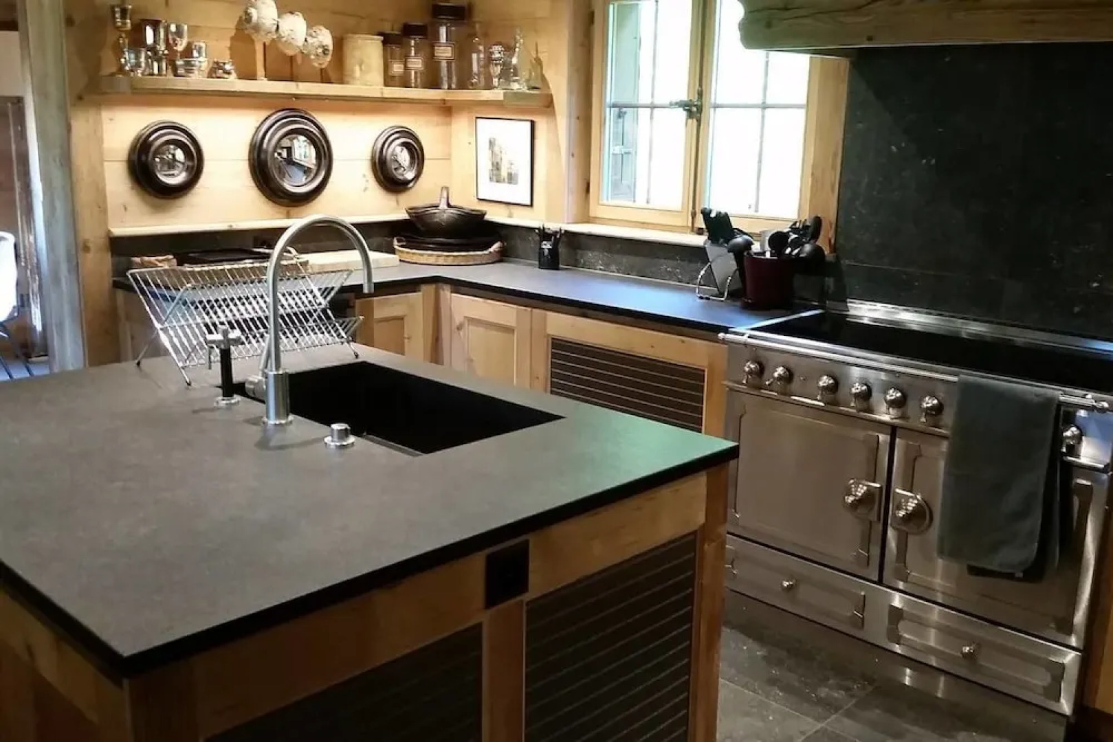 Luxurious Chalet with Hot Tub