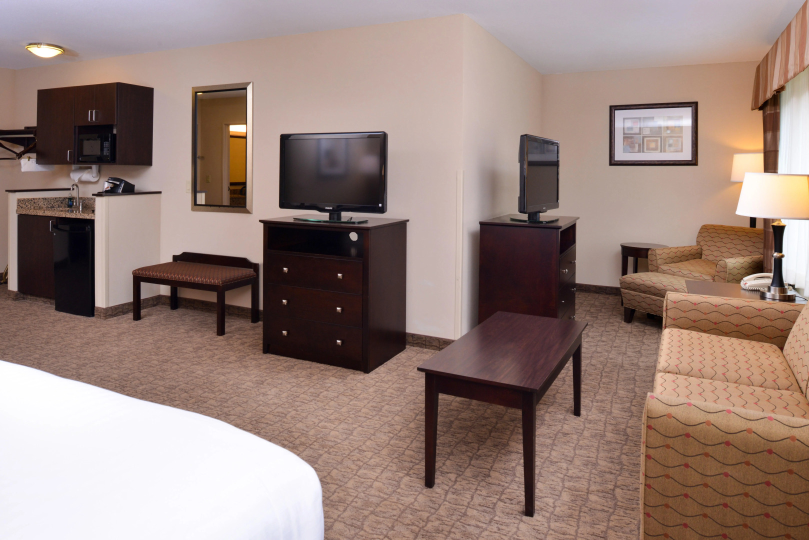 Holiday Inn Express and Suites Fairmont by IHG
