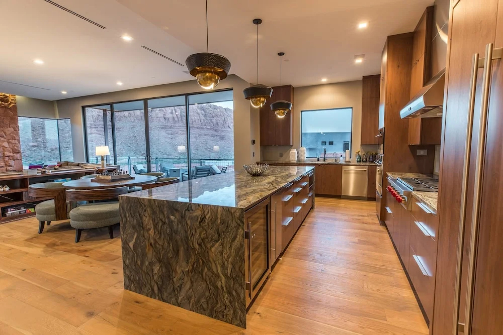 Luxury Service 3 King Suites & Pool – Sleeps 8 – Daily HK home