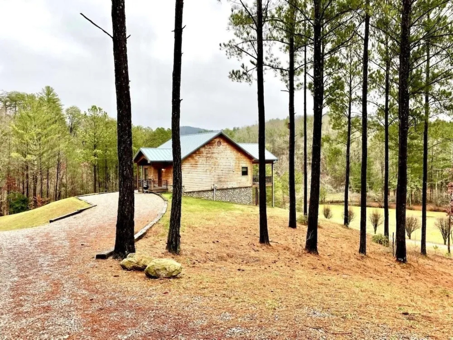 Charming, pet friendly cabin, perfect for fishing, family, hiking and R&R! 2 Bedroom Cabin by RedAwning