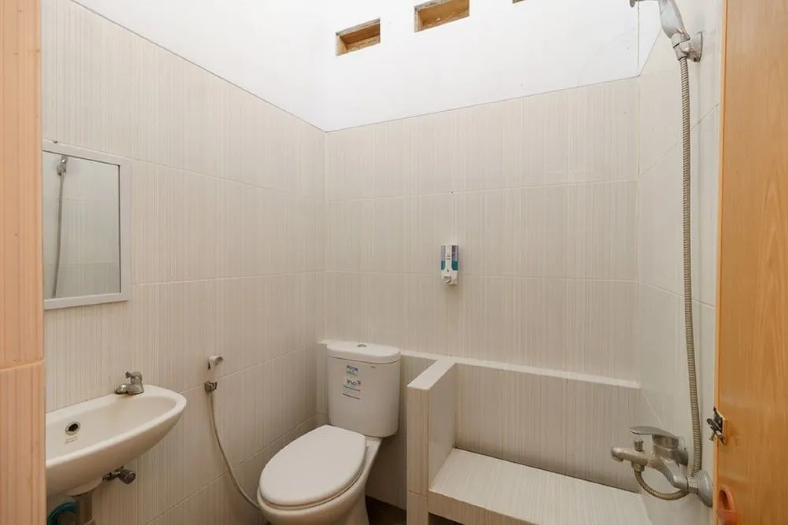 RedDoorz Syariah near Ciledug Station