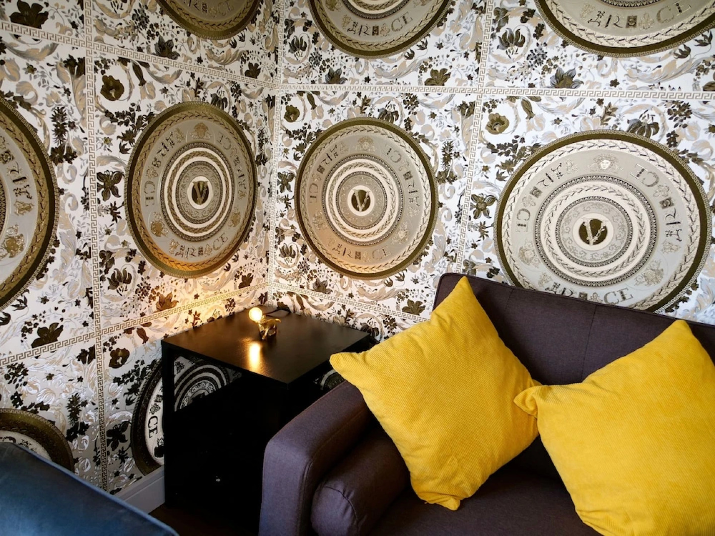 Ultra Deluxe Versace Apartment Near Sheffield