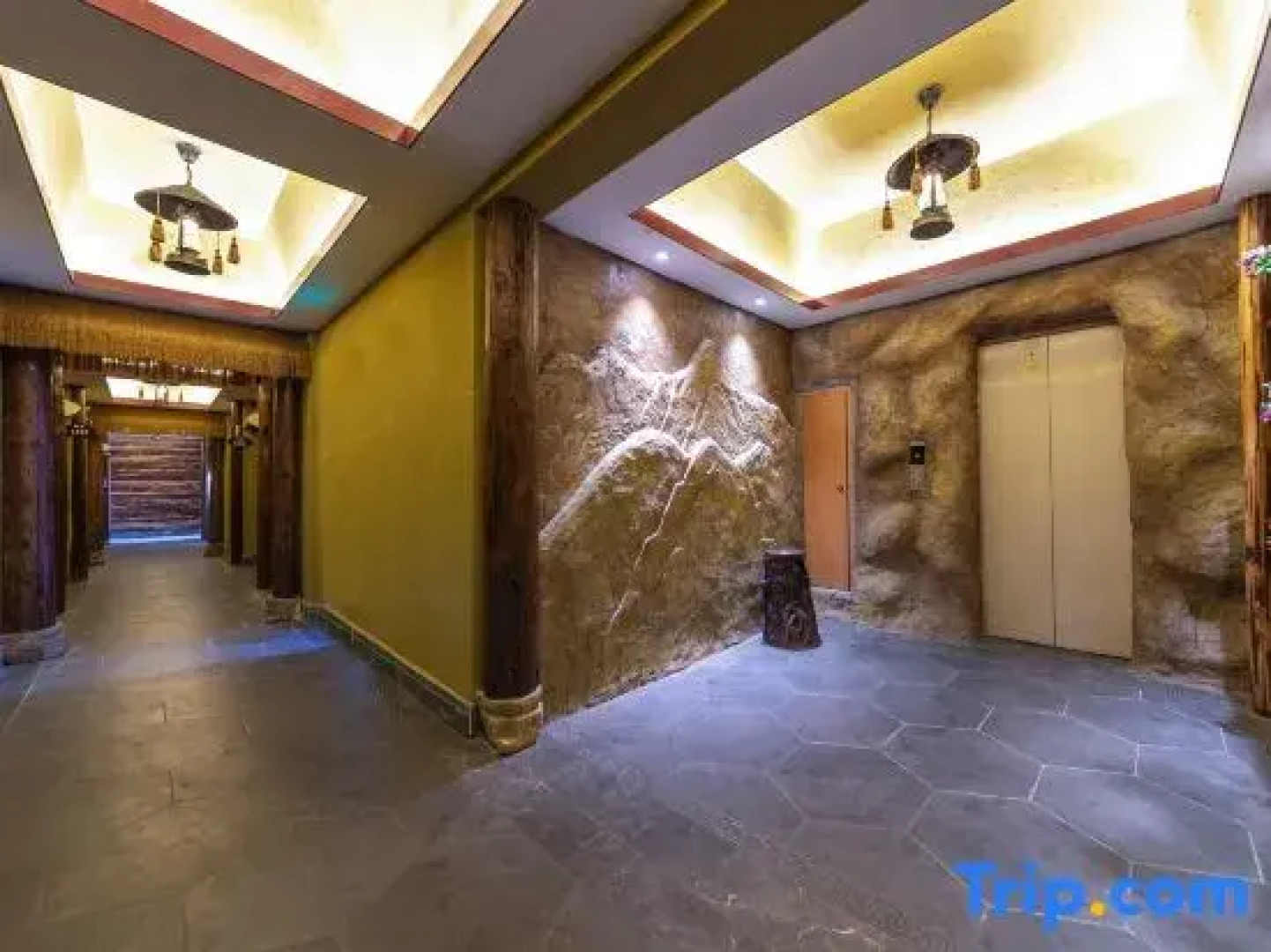 Wayalu Theme Hotel (Forest Lake Branch on March 3rd Avenue, Wuzhishan)