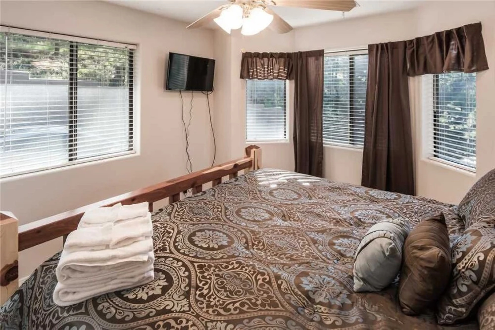 A River Runs Through It - Three Bedroom Cabin with Hot Tub