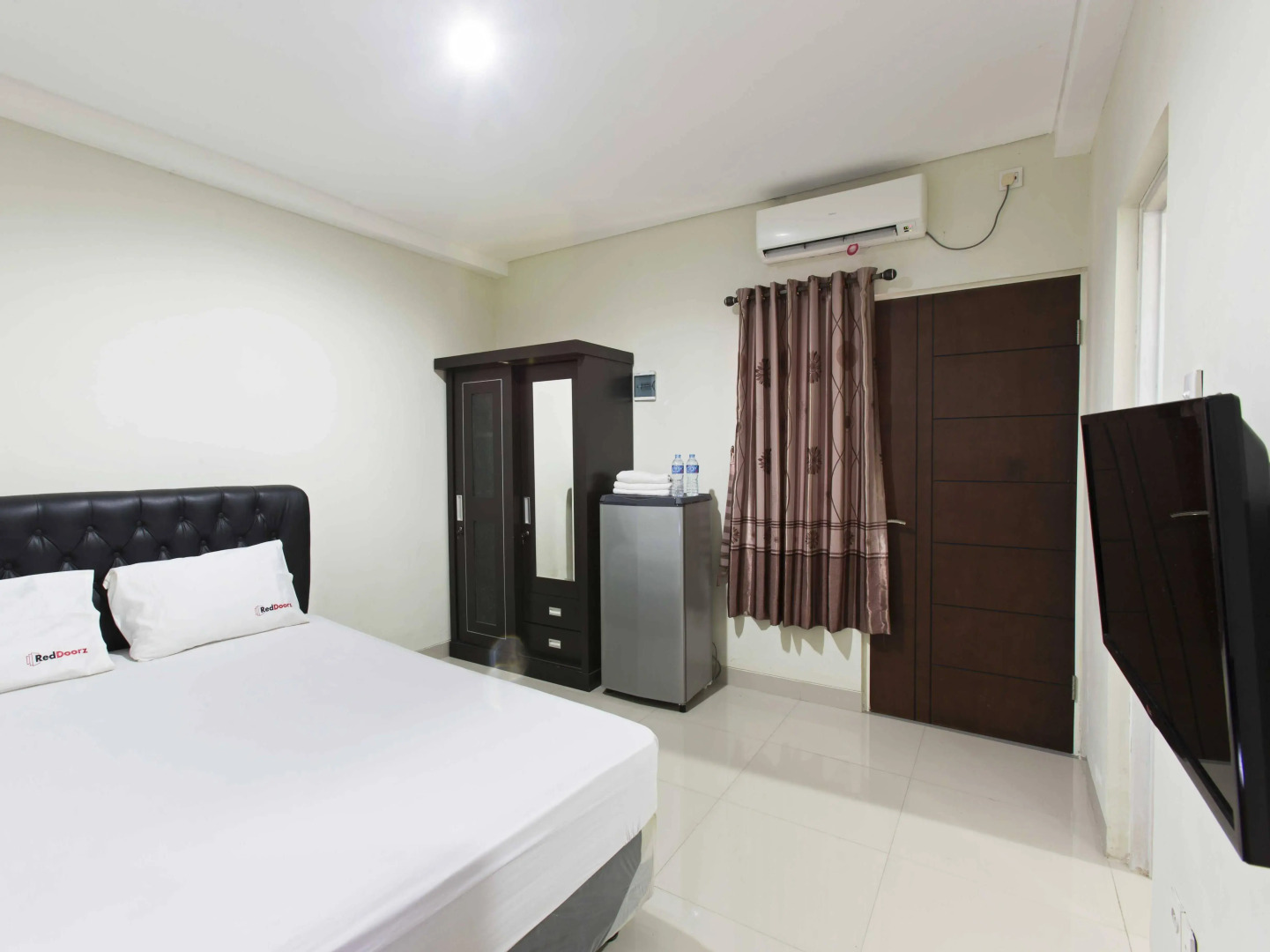 RedDoorz Plus near Lippo Cikarang Mall