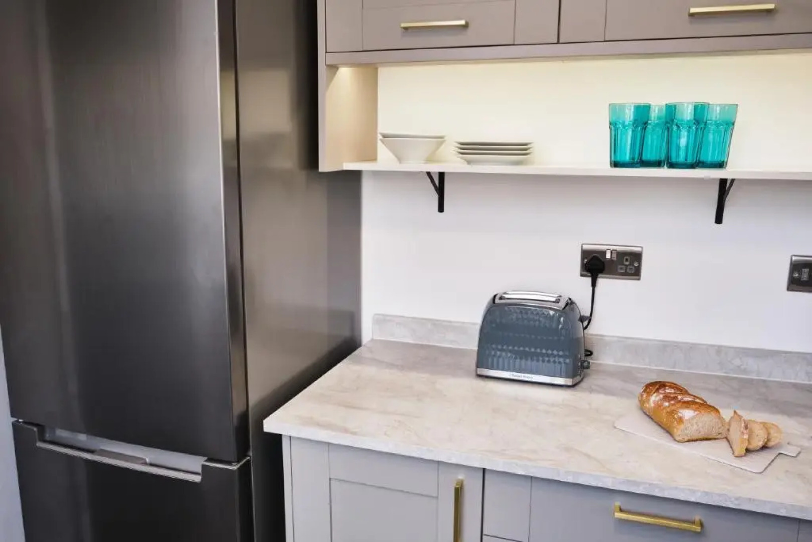 Parkway House - Modern with great transport links