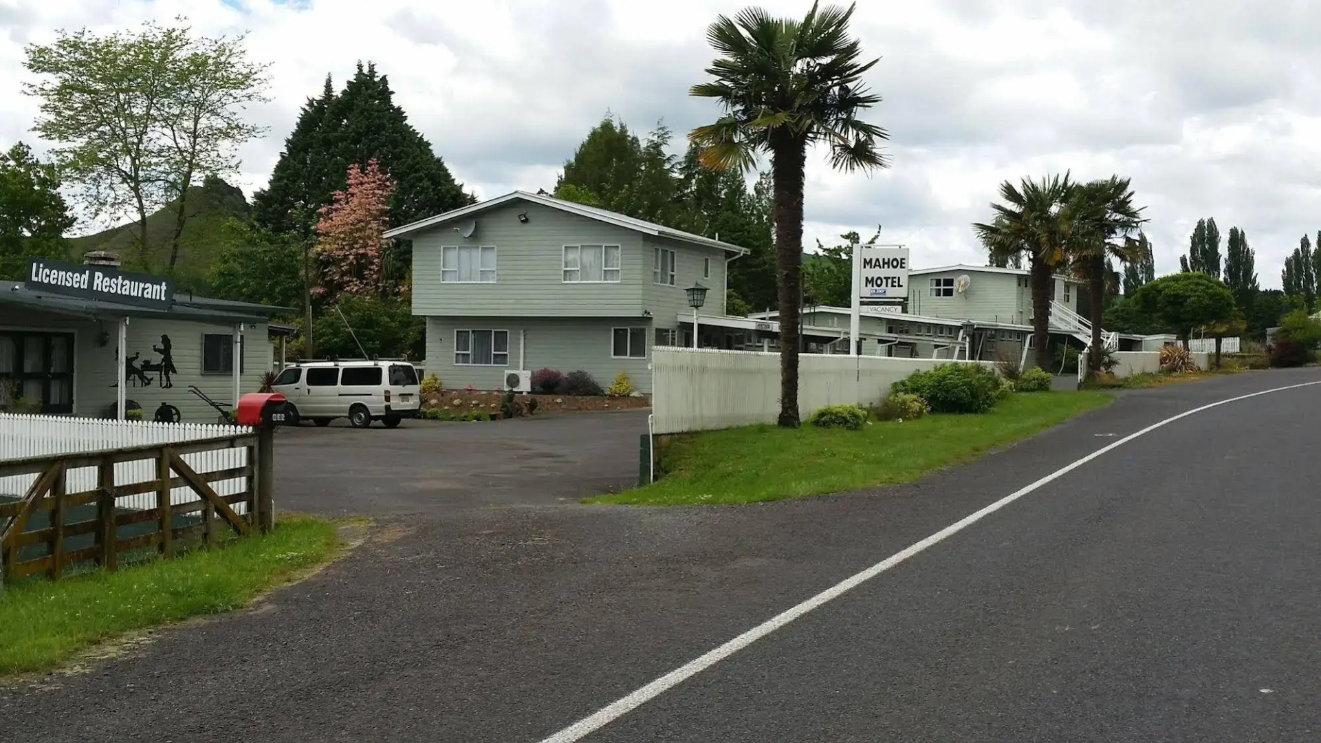 Mahoe Motel Bar n Grill