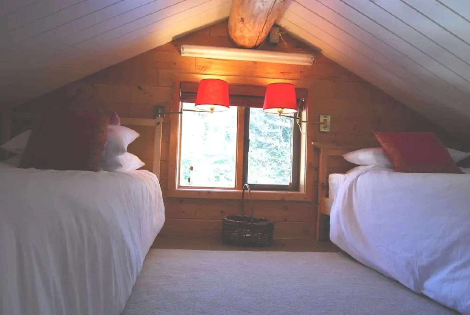 The Beach House Texada - Oceanfront Cabin