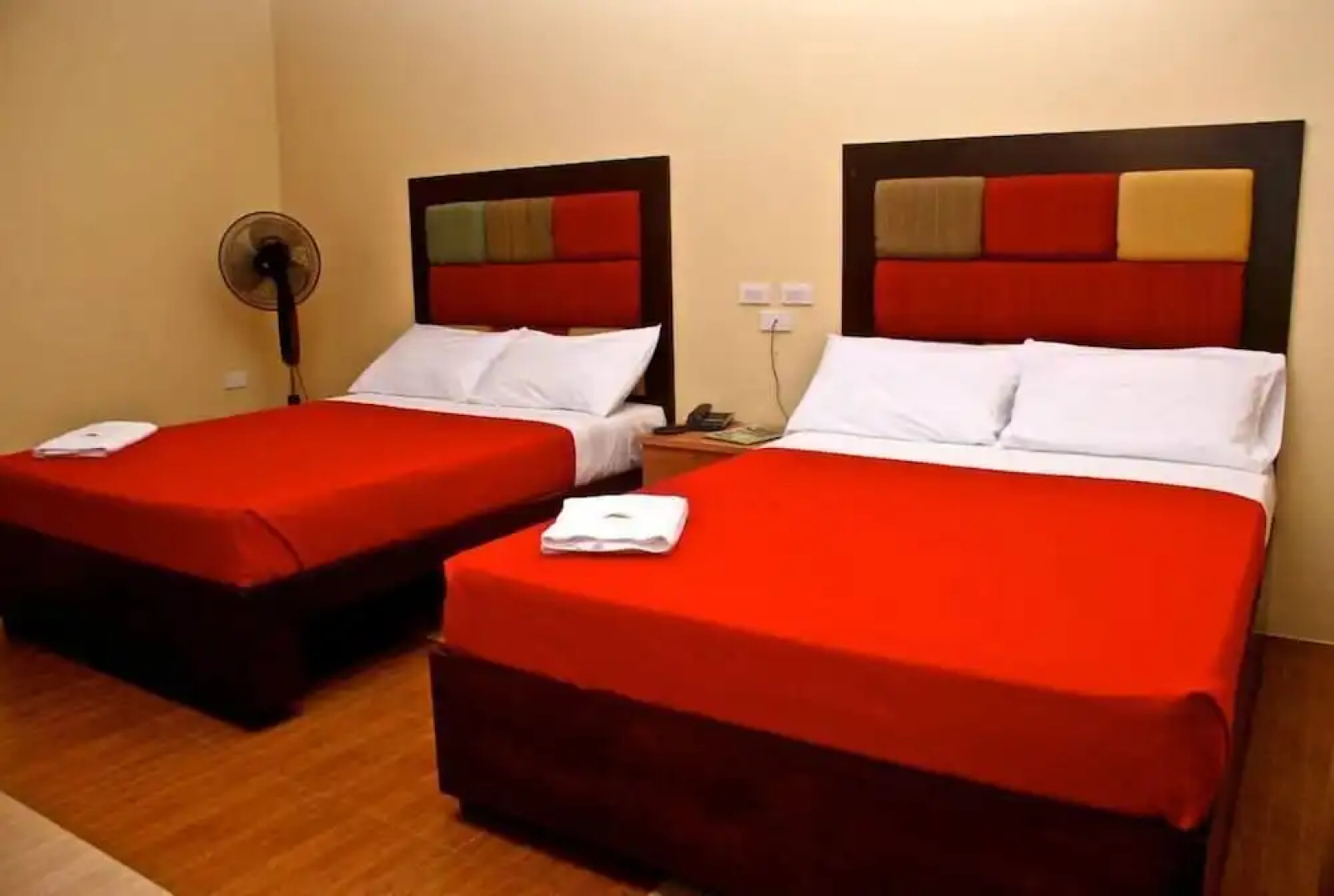 Kamayan sa Palaisdaan Hotel and Resort