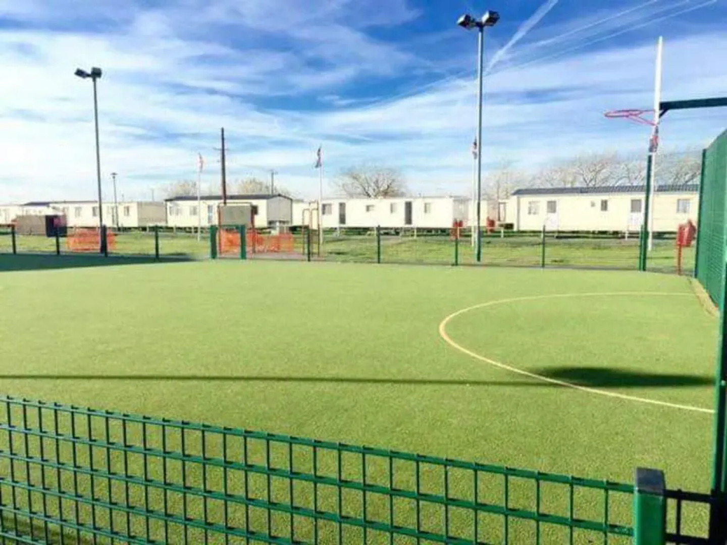 Lodge - Sleeps 8 - Parking, Wifi,