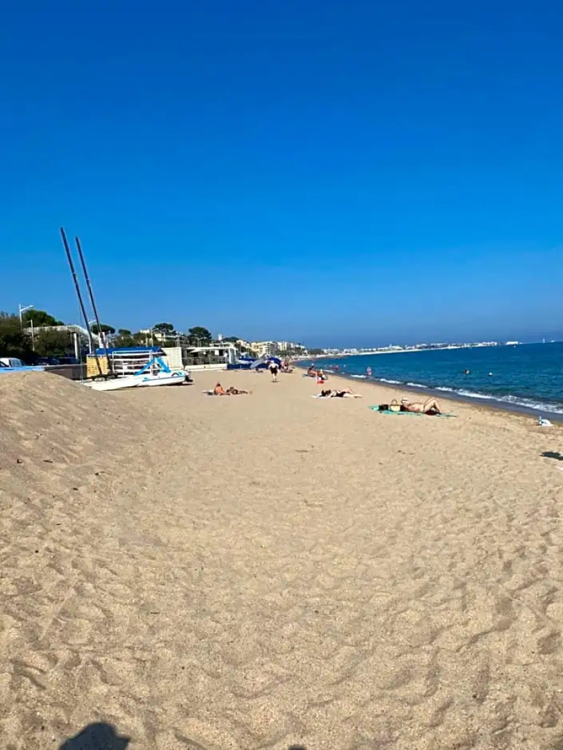 Chambre spacieuse independante dans villa plus parking privee