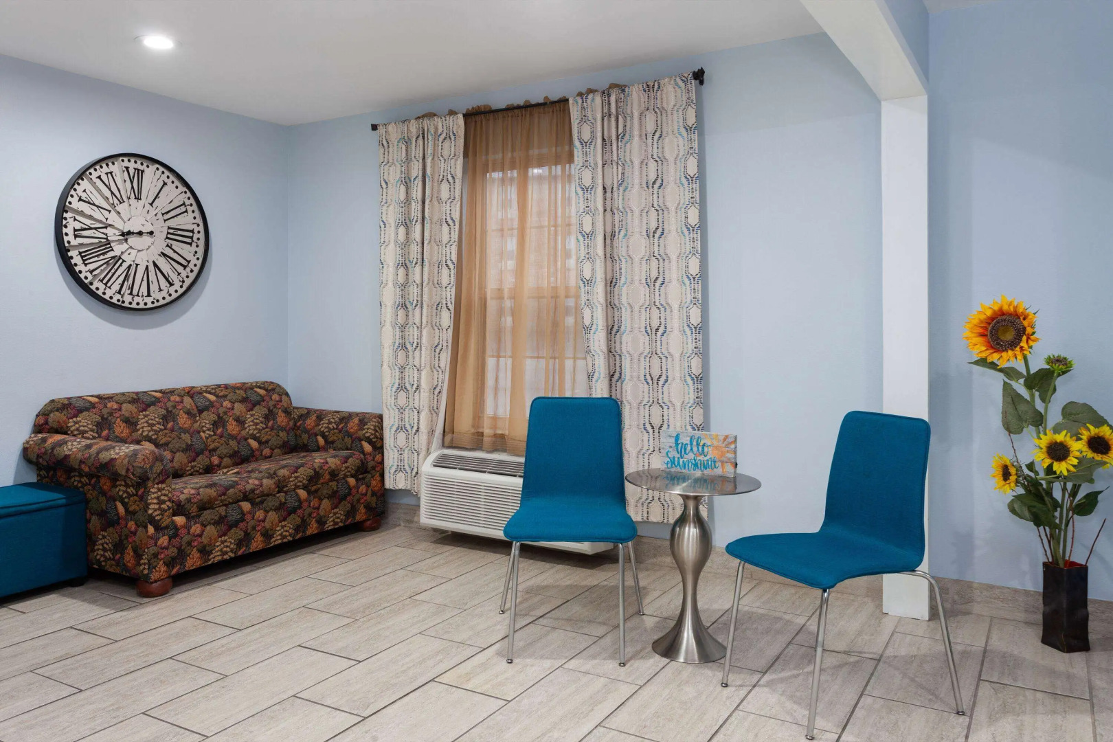 Days Inn & Suites by Wyndham Sellersburg