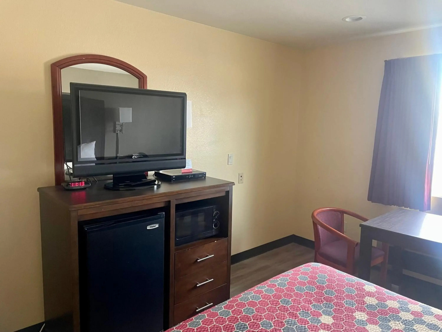 Econo Lodge Inn & Suites