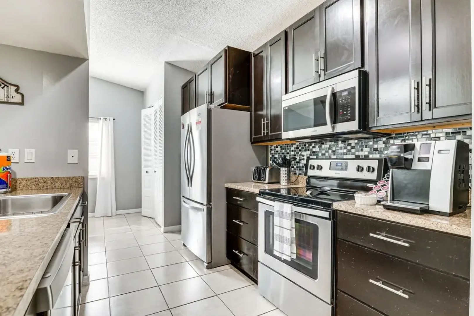 14 Mi to Dwtn Tampa Bay: Brandon Home w/ Fire Pit!