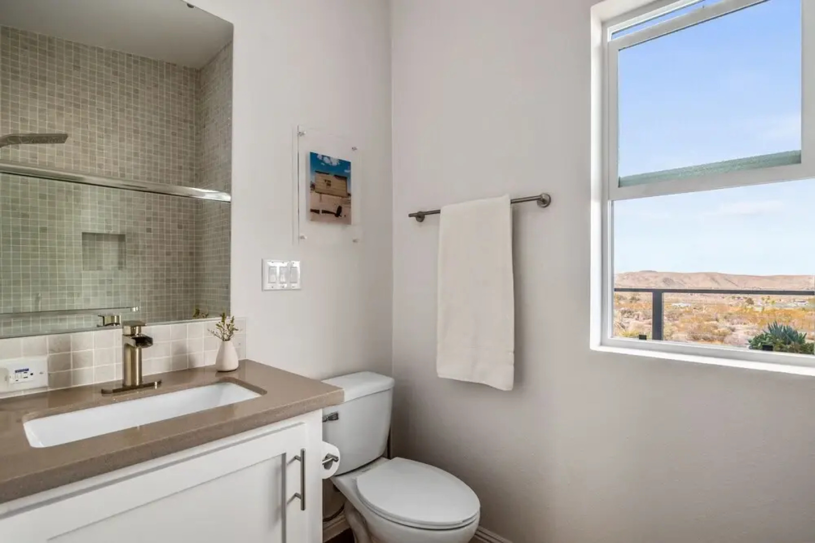 Sagebrush Bungalow - Modern Retreat W/hot Tub, Fire Pit And Bbq! 2 Bedroom Home by RedAwning